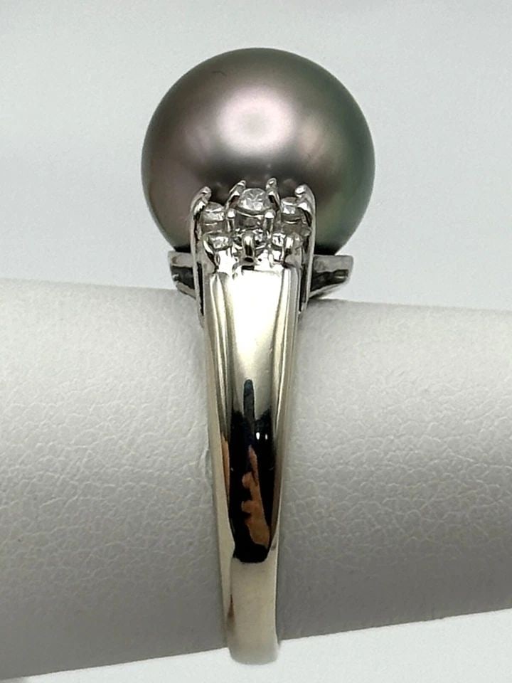 14K WHITE GOLD RING, 11MM GREY TAHITIAN PEARL, 0.25CTW DIAMONDS (SIZE 7.25) 6.7G: 14K WHITE GOLD RING WITH GREY TAHITIAN PEARL, 0.25CTS OF DIAMONDS SIZE: 7.25 14k White Gold Ring with Grey Tahitian Pearl, 0.25cts of Diamonds Condition: Used Material: 14k White Gold Ring Size: 7.25 