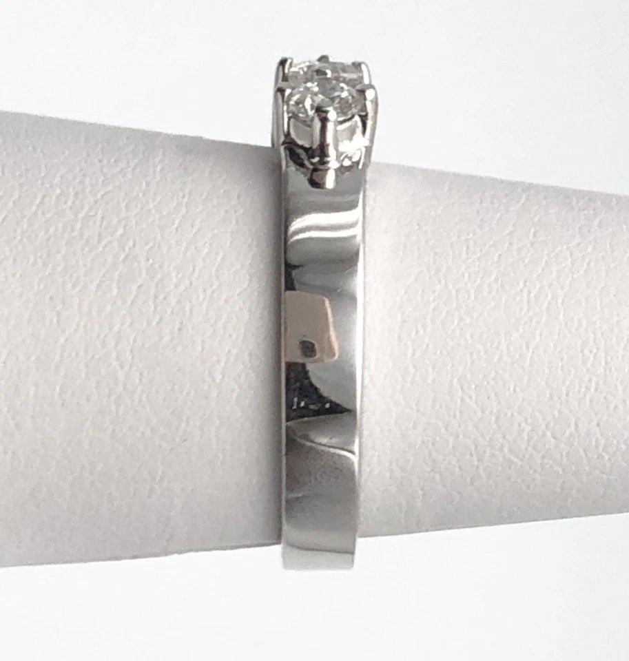 18K WHITE GOLD RING, 0.75CTS OF OCTAGON CUT DIAMONDS ( SIZE: 6 ) 3.4G: 18K WHITE GOLD RING WITH 5 OCTAGON CUT DIAMONDS 0.75CTW SIZE: 6 18k White Gold Ring with upper center row 0.75cts of Diamonds Condition: Display Model, no box or papers (defects are purely cosmetic, v