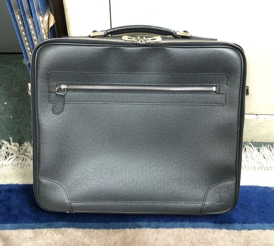 LOUIS VUITTON LEATHER BRIEFCASE BLACK MESSENGER SHOULDER LAPTOP BAG LV: LOUIS VUITTON LEATHER BRIEFCASE BLACK MESSENGER SHOULDER LAPTOP BAG LV LOUIS VUITTON Leather Briefcase Black Messenger Shoulder Laptop Bag LV You are bidding on a LOUIS VUITTON Leather Briefcase Black