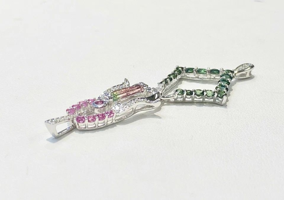 14K WHITE GOLD PENDANT WITH BI-COLOR TOURMALINE CRYSTAL AND DIAMONDS (4.4 GRAMS): 14K WHITE GOLD PENDANT WITH BI-COLOR TOURMALINE CRYSTAL AND DIAMONDS 14k White Gold Pendant with Bi-color Tourmaline Crystal and Diamonds You are bidding on a pre-owned 14k White Gold Pendant with Bi-