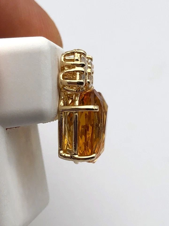 14K GOLD EARRINGS SET WITH CITRINE AND 0.42CTS OF DIAMONDS 8.1G: 14K GOLD EARRINGS SET WITH CITRINE AND 0.42CTS OF DIAMONDS 8.1G 14k Gold Earrings set with Citrine and 0.42cts of Diamonds Condition: Display pair, light marks have been cleaned Material: 14k Yellow G