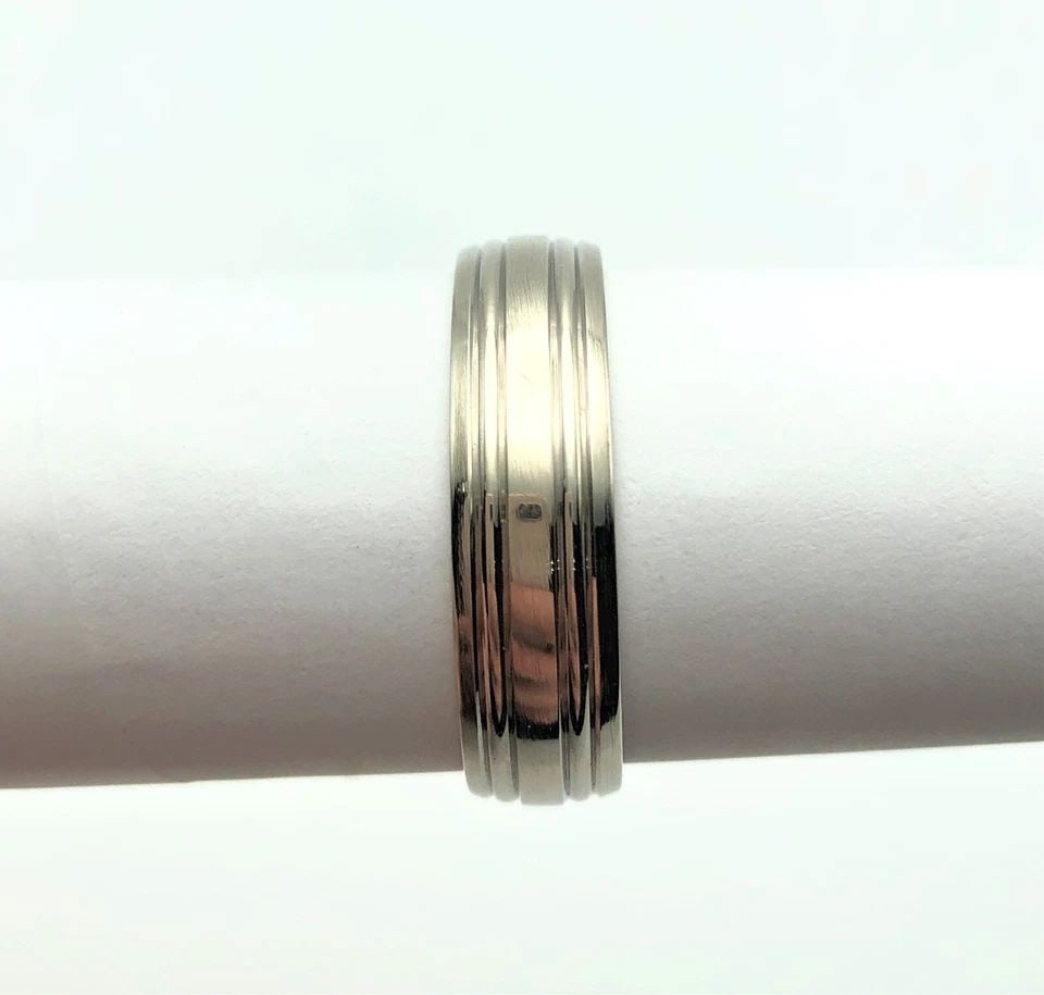 14K WHITE GOLD BENCHMARK RING, PARALLEL GROOVES 6.5MM WIDE (SIZE 12) 7.4 GRAM: 14k White Gold Benchmark Ring Band with Parallel Grooves You are bidding on a 14k White Gold Benchmark Ring Band with Parallel Grooves. The ring has been fully checked and inspected by our in house Je