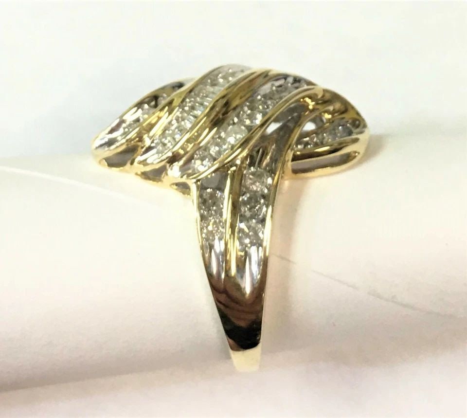 WOMAN'S 10K YELLOW GOLD RING WITH 1.0CTW BAGUETTE/ROUND DIAMONDS (SIZE 7.5) 5.3G: WOMAN'S 10K YELLOW GOLD RING WITH BAGUETTE/ROUND DIAMONDS (SIZE: 7.5) Woman's 10k Yellow Gold Ring with Diamonds You are bidding on a Woman's 10k Yellow Gold Ring with Diamonds. The ring has some mino