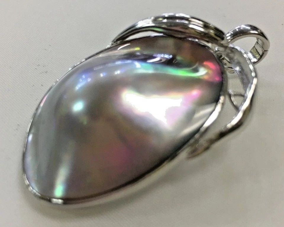 14K WHITE GOLD PENDANT WITH MOTHER OF PEARL ( 7.7 GRAMS ): 14K WHITE GOLD PENDANT WITH MOTHER OF PEARL 14k White Gold Mother Of Pearl Pendant You are bidding on a 14k White Gold Mother Of Pearl Pendant. There are few minor scratches on the pendant from being 