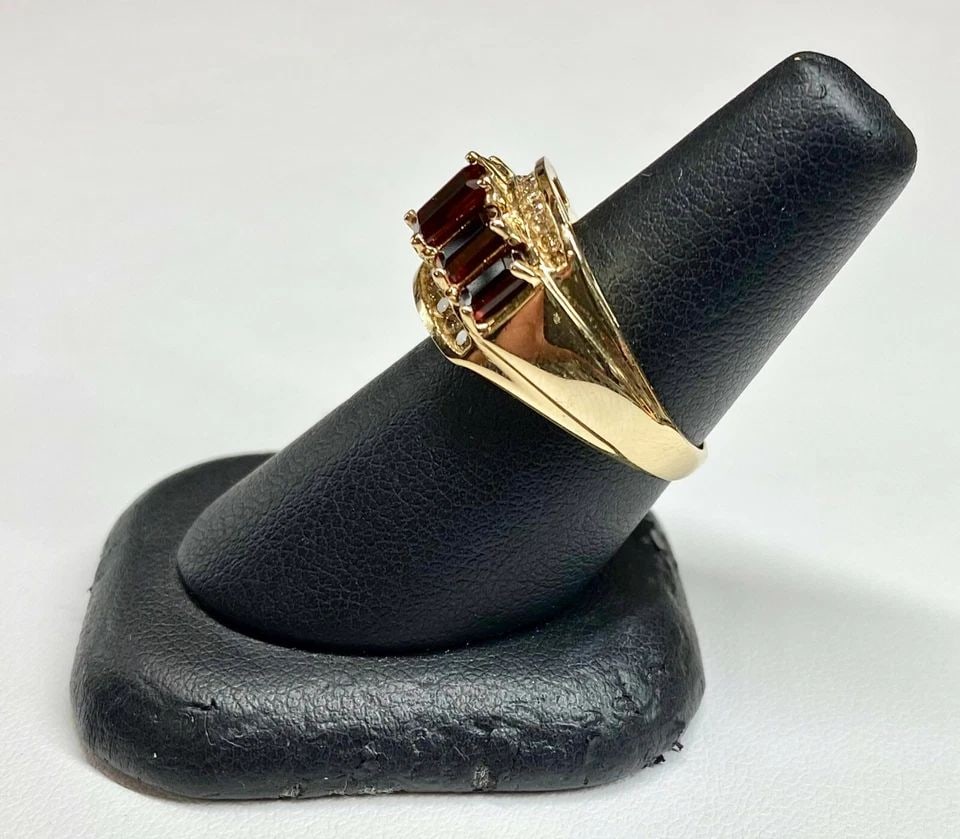 14K YELLOW GOLD RING / BAND WITH GARNETS AND 0.25CTW DIAMONDS (SIZE 7) 5.5 GRAM: Women's 14k Yellow Gold Ring with Garnet and Diamonds You are bidding on a pre-owned Women's 14k Yellow Gold Ring with Garnet and Diamonds. The ring has minor scuffs and scratches from normal wear and
