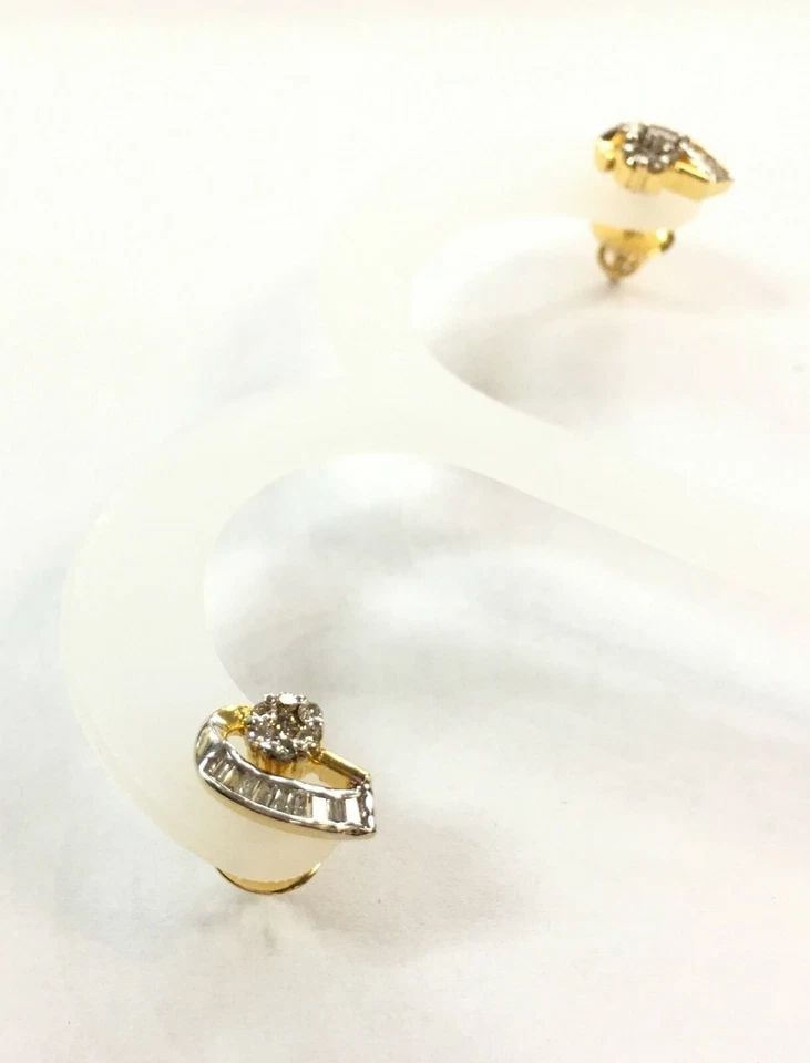 18K YELLOW GOLD 0.50CTW DIAMOND SCREW BACK EARRINGS 3.6 GRAMS: 18K YELLOW GOLD 0.5CTW DIAMOND SCREW BACK EARRINGS 18k Yellow Gold Diamond Screw Back Earrings You are bidding on a pre-owned 18k Yellow Gold Diamond Screw Back Earrings. Earrings are pre-owned and ha