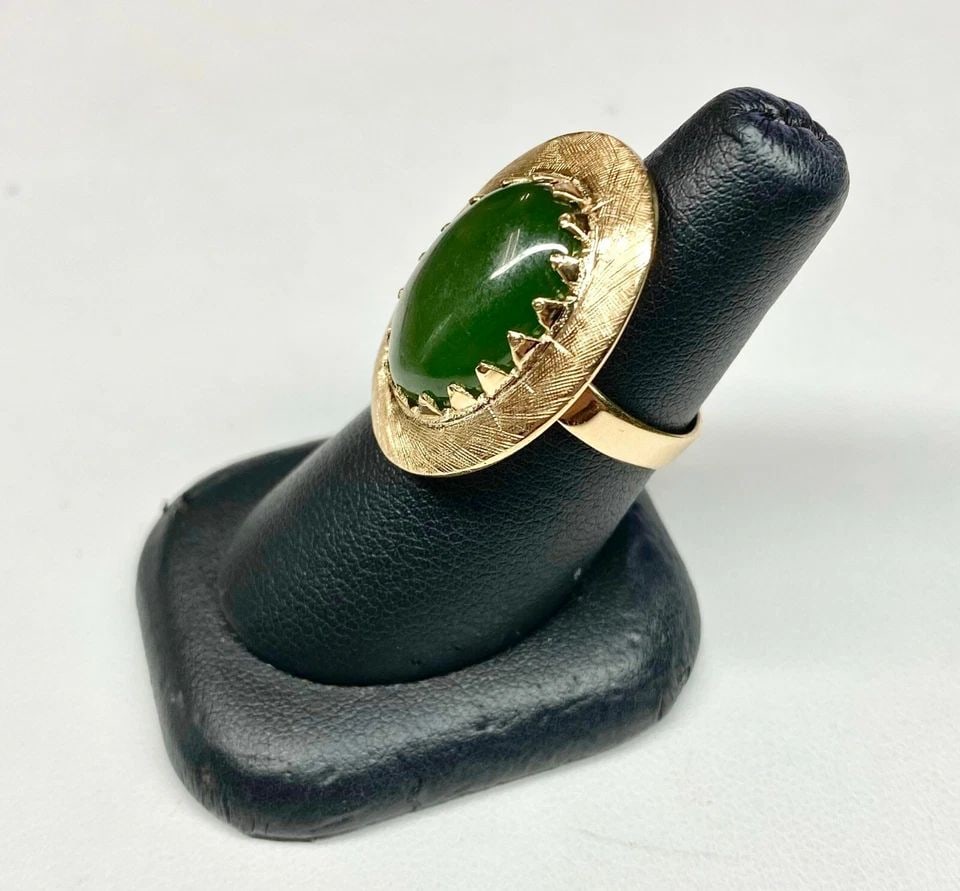 14K GOLD RING SET WITH OVAL CABOCHON CUT NEPHRITE JADE (SIZE 6.25) 6.4G: 14K YELLOW GOLD RING SET WITH 18X12MM OVAL CABOCHON CUT NEPHRITE JADE 14k Yellow Gold Ring Set with 18x12mm Oval Cabochon Cut Nephrite Jade You are bidding on a pre-owned 14k Yellow Gold Ring Set with