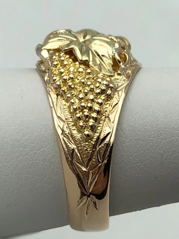 10K BLACK HILLS GOLD RING/BAND MAPLE LEAF STYLE (SIZE 9) 7.8 GRAMS: 10K BLACK HILLS GOLD RING SIZE: 9 7.8 GRAMS 10k Black Hills Gold Ring Condition: Used, has been fully cleaned Material: 10k Yellow Gold with Black Hill Gold accents Ring Size: 9 Weight: 7.8 grams Top 