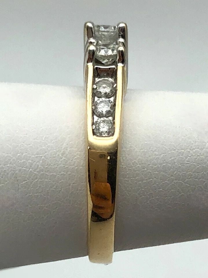 14K GOLD RING WITH 1.00CTW DIAMONDS (SIZE 7.5) 4.1 GRAMS: 14K GOLD RING WITH 1.00CTS OF DIAMONDS SIZE: 7.5 14k Gold Ring with 1.00cts of Diamonds Condition: Used Material: 14k Yellow Gold Ring Size: 7.5 Weight: 4.1 grams Top Width: 4.6mm Bottom Width: 2.6mm 