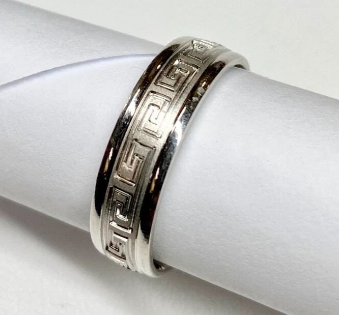 14K WHITE GOLD BENCHMARK COMFORT-FIT RING/BAND 6MM (SIZE 10) 6.7 GRAM: 14k White Gold Benchmark Comfort-Fit Ring / Band 6mm You are bidding on a pre-owned Men's 14k White Gold Benchmark Comfort-Fit Band, Greek Design. The ring has minor scuffs and scratches from normal w