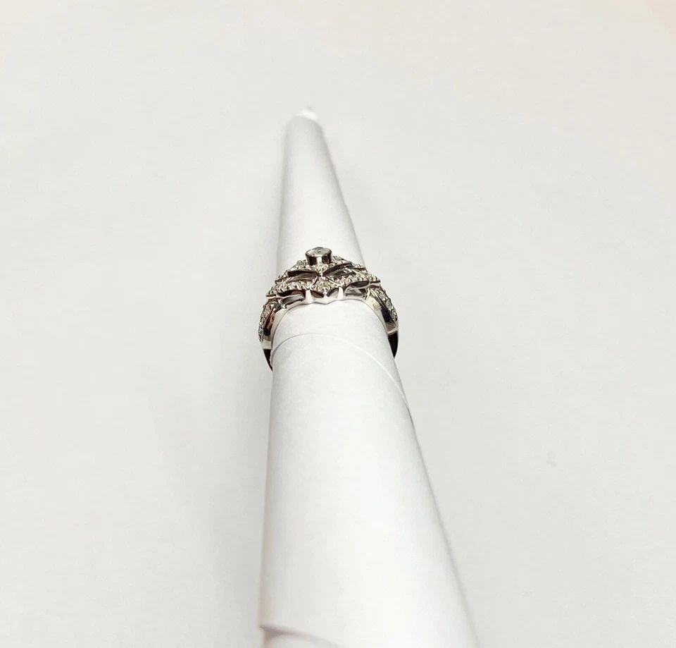 14K WHITE GOLD RING WITH 0.46CTW DIAMONDS (SIZE 6.5) 5.7 GRAM: WOMEN'S 14K WHITE GOLD RING WITH 0.46CTW DIAMONDS (SIZE 6.5) Women's 14k White Gold Ring with 0.46ctw Diamonds (Size 6.5) You are bidding on a pre-owned Women's 14k White Gold Ring with Diamonds. The 