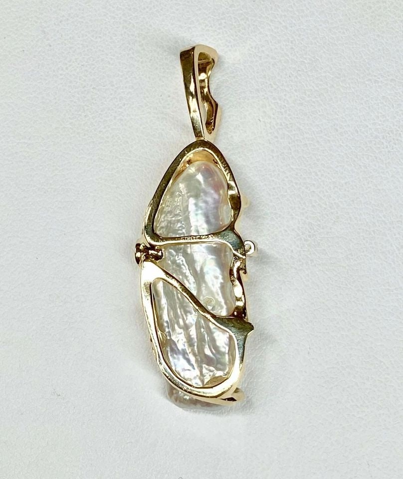 14K GOLD FRESH WATER BIWA PEARL PENDANT VINTAGE "STRELLMAN" DESIGN (6.3 GRAMS): 14K YELLOW GOLD FRESH WATER BIWA PEARL PENDANT VINTAGE "STRELLMAN" DESIGN 14k Yellow Gold Fresh Water Biwa Pearl Pendant Vintage "Strellman" Design and Diamond You are bidding on a pre-owned 14k Yello