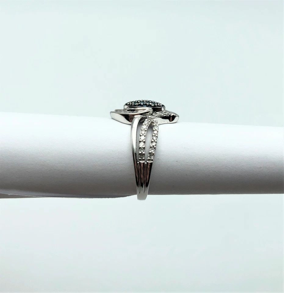10K WHITE GOLD EYE SHAPED RING WITH WHITE & BLUE DIAMONDS (SIZE 7) 4.5 GRAMS: 10K WHITE GOLD EYE SHAPED RING WITH WHITE AND BLUE DIAMONDS (SIZE: 7) 10k White Gold Eye Shaped Ring with White and Blue Diamonds You are bidding on a 10k White Gold Eye Shaped Ring with White and Blu