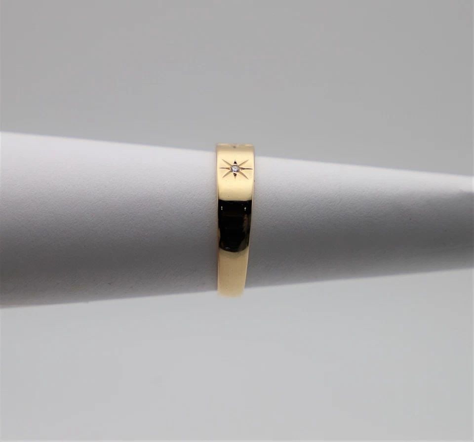 ARTCARVED 14K GOLD BAND/RING WITH 3 NATURAL DIAMONDS (SIZE 10.5) 5.3 GRAMS: ARTCARVED 14K GOLD BAND / RING WITH THREE DIAMONDS (SIZE: 10.5) ArtCarved 14k Gold Band / Ring with three Diamonds You are bidding on a ArtCarved 14k Gold Band / Ring with three Diamonds. The ring has