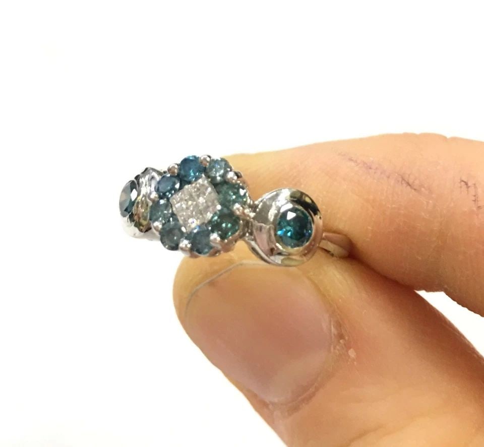 NEW 14K WHITE GOLD RING WITH 0.90CTW BLUE AND WHITE DIAMONDS (SIZE 7) 3.8 GRAM: 14K WHITE GOLD RING WITH BLUE AND WHITE DIAMONDS (SIZE: 7) 14k White Gold Ring with Blue and White Diamonds You are bidding on a 14k White Gold Ring with Blue and White Diamonds. The ring is new with 