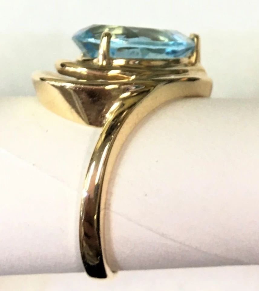 14K GOLD RING WITH PEAR CUT BLUE TOPAZ (SIZE 6.5) 5.6 GRAMS (1 of 2)