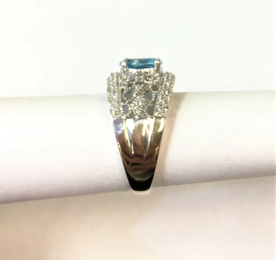 14K WHITE GOLD RING WITH BLUE TOPAZ AND 0.16CTW DIAMONDS (SIZE 6.75) 5.3 GRAM: 14K WHITE GOLD FILIGREE STYLE RING WITH CENTER OVAL BLUE TOPAZ AND DIAMONDS 14k White Gold Filigree style Ring with center oval Blue Topaz and Diamonds You are bidding on a 14k White Gold Filigree sty