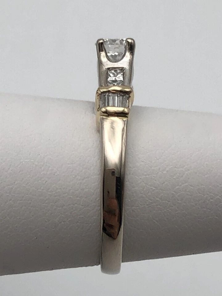 14K WHITE GOLD RING, YELLOW GOLD ACCENTS, 0.50CTW VS DIAMONDS (SIZE 5.5) 3.8G: 14K WHITE GOLD RING WITH YELLOW GOLD TRIMMING AND 0.50CTW VS DIAMONDS SIZE: 5.5 14k White Gold Ring with Yellow Gold trimming and 0.50cts of Diamonds two tone Condition: Display Model, No box tags or 
