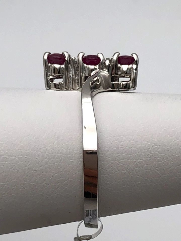 18K WHITE GOLD RING, 1.02CTS OF RUBIES, 0.10CTS OF DIAMONDS ( SIZE: 6.5 ) 3.7G: 18k White Gold Ring, 1.02cts of Rubies, 0.10cts of Diamonds Condition: New with original tag, has been moved around in inventory Material: 18k White Gold Ring Size: 6.5 Weight: 3.7 grams Head Size: 12