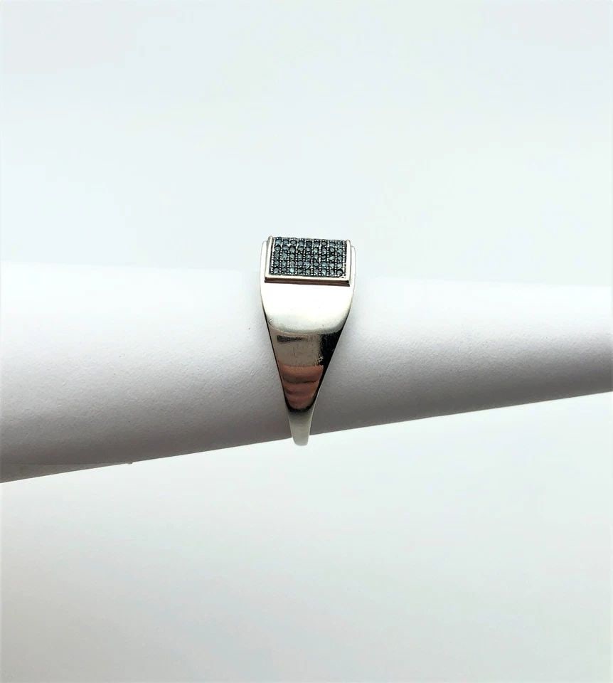 10K WHITE GOLD RING WITH 1.00CTW BLUE DIAMONDS (SIZE 10.25) 5.8 GRAM: 10K WHITE GOLD SQUARE SHAPED RING WITH 1.00CTW BLUE DIAMONDS (SIZE: 10.25) 10k White Gold Square Shaped Ring with 1.00ctw Blue Diamonds You are bidding on a 10k White Gold Square Shaped Ring with 1.00