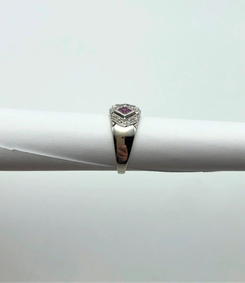 14K WHITE GOLD RING WITH NATURAL DIAMONDS AND PINK SAPPHIRES (SIZE 7) 4.6 GRAM: 14K WHITE GOLD RING WITH DIAMONDS AND NATURAL PINK SAPPHIRES (SIZE: 7) 14k White Gold Ring with Diamonds and Natural Pink Sapphires You are bidding on a 14k White Gold Ring with Diamonds and Pink Sapp