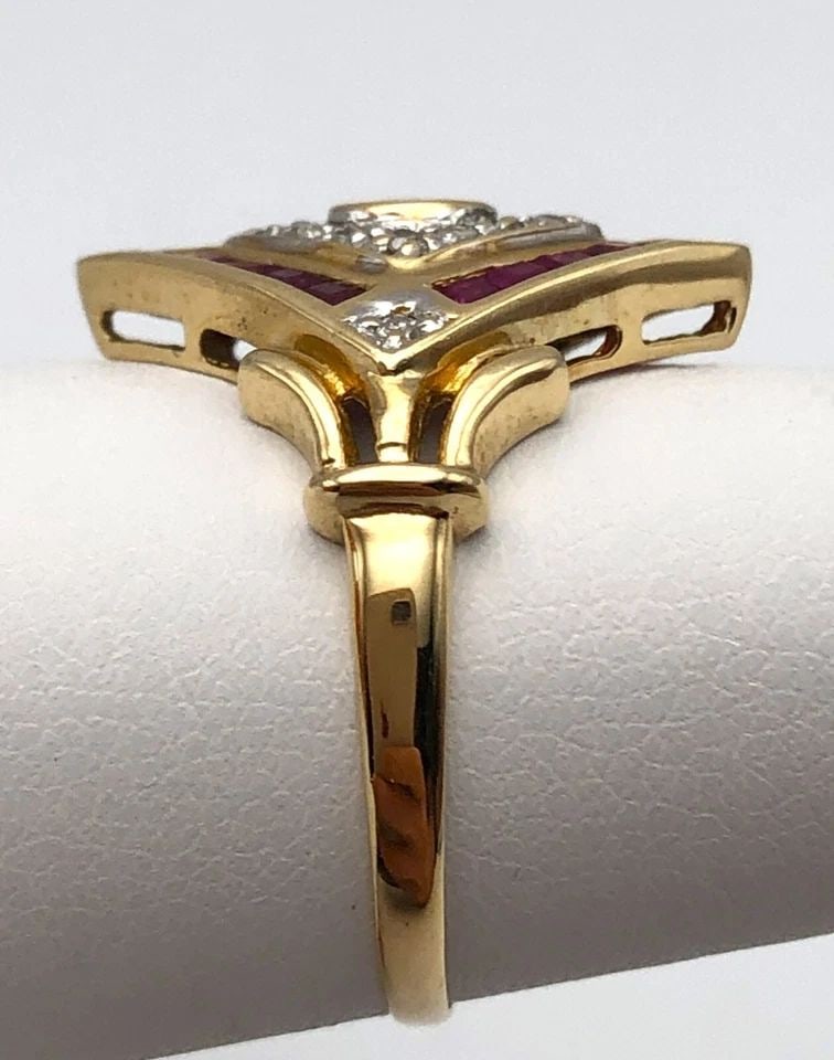 14K GOLD KITE RING WITH NATURAL RUBIES AND 0.16CTW DIAMONDS (SIZE 6.5) 3.7 GRAMS: 14K GOLD KITE SHAPED RING SET WITH NATURAL RUBIES AND 0.16CTS DIAMONDS SIZE: 6.5 14k Gold Kite Shaped Ring set with Rubies and 0.16cts of Diamonds Condition: Used Material: 14k Yellow Gold Ring Size: 