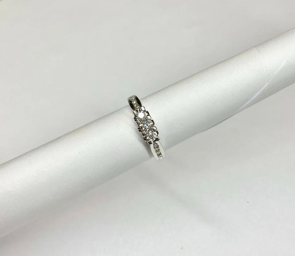 WOMEN'S 14K WHITE GOLD RING WITH 0.50CTW NATURAL DIAMONDS (SIZE 7) 3.8 GRAM: WOMEN'S 14K WHITE GOLD RING WITH 0.50CTW DIAMONDS (SIZE 7) Women's 14k White Gold Ring with .50CTW Diamonds (Size 7) You are bidding on a pre-owned Women's 14k White Gold Ring with Diamonds. The ring 