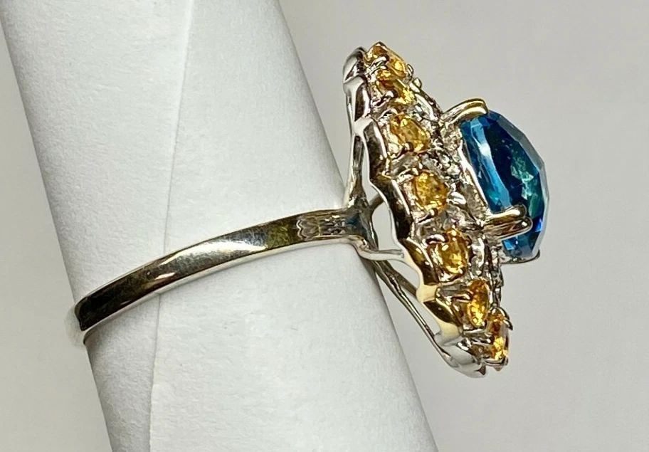 14K WHITE GOLD RING, 9.6MM BLUE TOPAZ, MULTIPLE CITRINE STONES (SIZE 7) 6 GRAM: 14k White Gold Ring, 9.6mm Blue Topaz, multiple Citrine stones You are bidding on a pre-owned Women's 14k White Gold Ring with Blue Topaz and Citrine. The ring has minor scuffs and scratches from norm