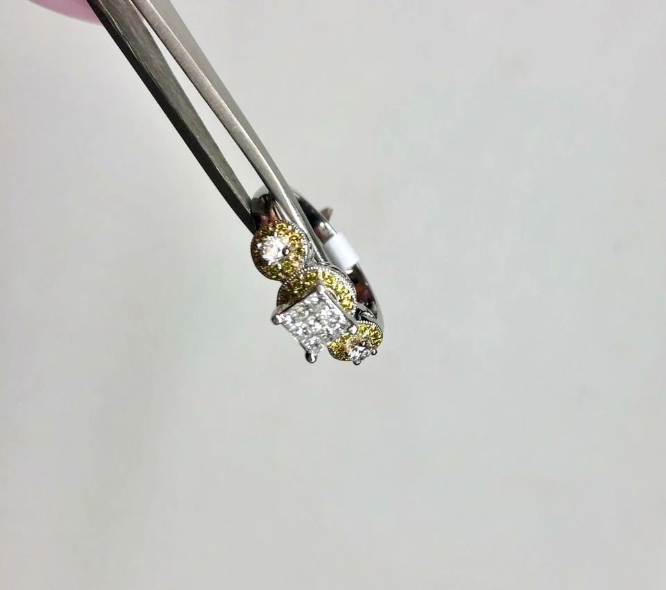 14K WHITE GOLD RING WITH 0.50CTW WHITE & YELLOW DIAMONDS (SIZE 6.5) 4.4 GRAM: WOMEN'S 14K WHITE GOLD RING WITH WHITE AND YELLOW DIAMONDS NEW Women's 14k White Gold Ring with White and Yellow Diamonds NEW You are bidding on a new with defects Women's 14k White Gold Ring with Whi
