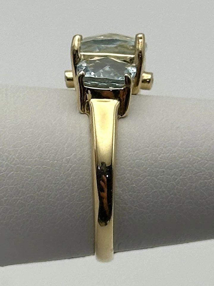 14K GOLD RING WITH AQUAMARINE AND 0.02CTS DIAMONDS (SIZE 6.75) 3 GRAMS: 14K GOLD RING WITH AQUAMARINE AND 0.02CTS OF DIAMONDS SIZE: 6.75 14k Gold Ring with Aquamarine and 0.02cts of Diamonds Condition: Used, has been cleaned Material: 14k Yellow Gold Ring Size: 6.75 Weigh