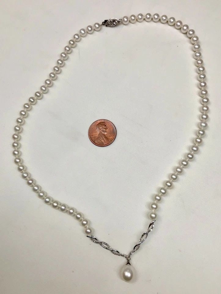 PEARL NECKLACE, 10K WHITE GOLD STATMENT, 0.25CTS OF DIAMONDS ( 18 INCH ): AUTHENTIC PEARL NECKLACE WITH WHITE GOLD AND DIAMONDS Authentic Pearl Necklace with White Gold and Diamonds You are bidding on a pre-owned Authentic Pearl Necklace with White Gold and Diamonds. The ne