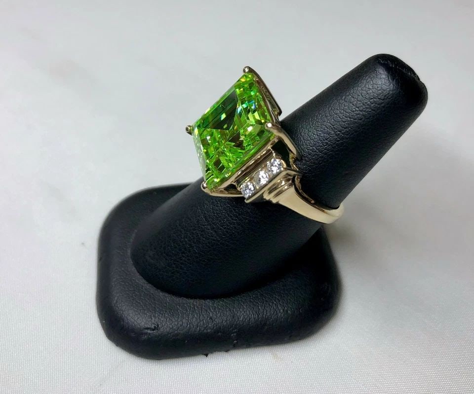 WOMEN'S 10K GOLD GREEN CUBIC ZIRCONIA RING (SIZE 7) 9.3 GRAMS (1 of 2)