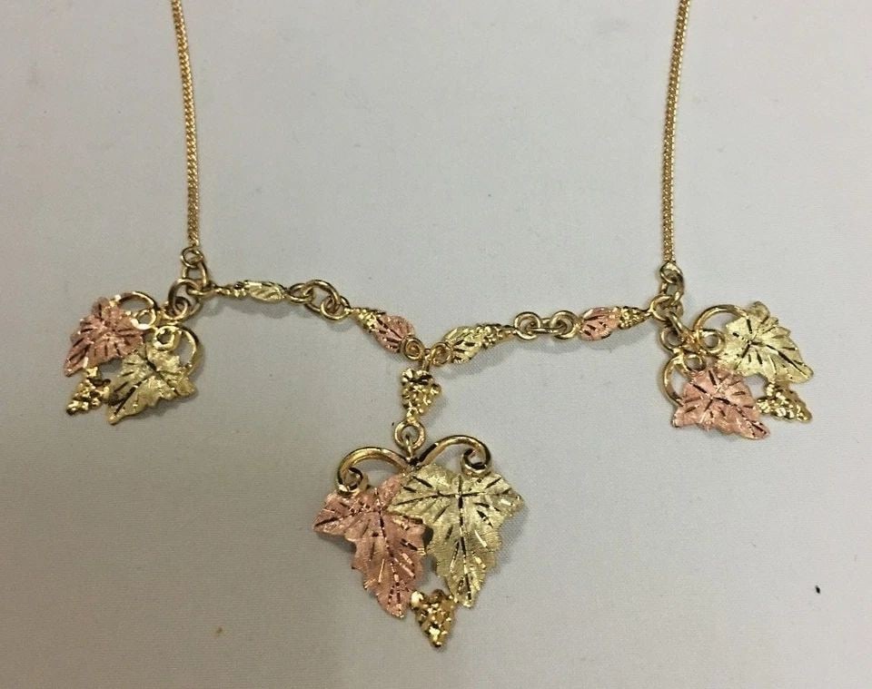 10K GOLD CHAIN & 12K BLACK HILLS GOLD TRIPLE LEAF'S 16" 7.7G: BLACK HILLS GOLD LEAF NECKLACE 10KT GOLD Black Hills Gold leaf Necklace 10k You are bidding on a pre-owned Black Hills Gold leaf Necklace. The necklace is in excellent condition. See pictures for deta