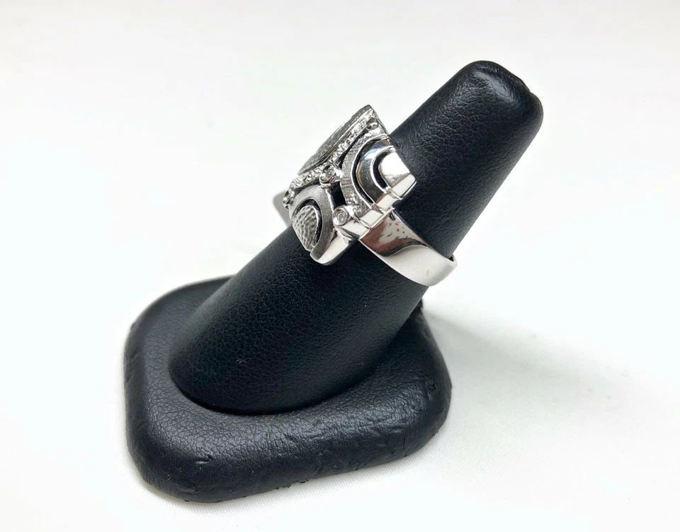 NEW 14K WHITE GOLD SQUARE SHAPE RING WITH 0.06CTW DIAMONDS (SIZE 6.5) 5 GRAM: NEW WOMEN'S 14K WHITE GOLD RING WITH DIAMONDS NEW Women's 14K White Gold Ring with Diamonds You are bidding on a NEW with defects 14K White Gold Ring with Diamonds. The ring has minor scuffs and scrat