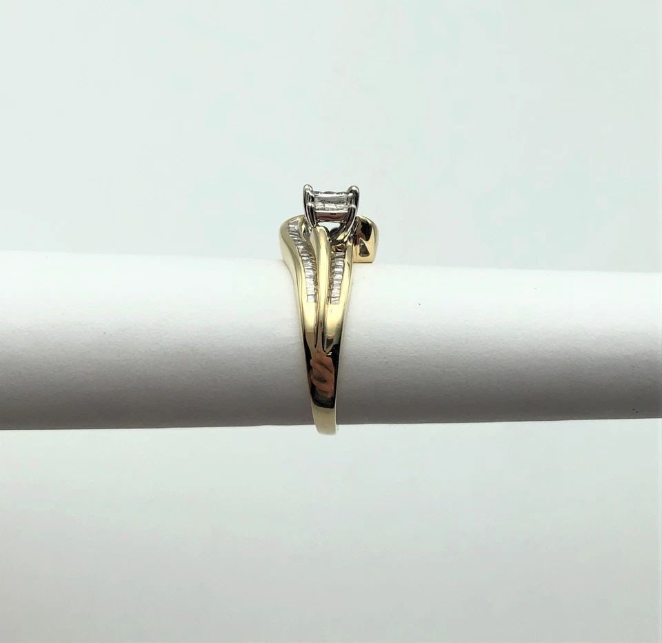 10K GOLD RING WITH 0.75CTW PRINCESS/BAGUETTE CUT DIAMONDS (SIZE 7) 5.2 GRAMS: 10K GOLD RING WITH 0.75CTS PRINCESS/BAGUETTE CUT DIAMONDS (SIZE: 7) 10k Gold Ring with Diamonds, Square shaped head with rounded accents You are bidding on a 10k Gold Ring with Diamonds, Square shaped