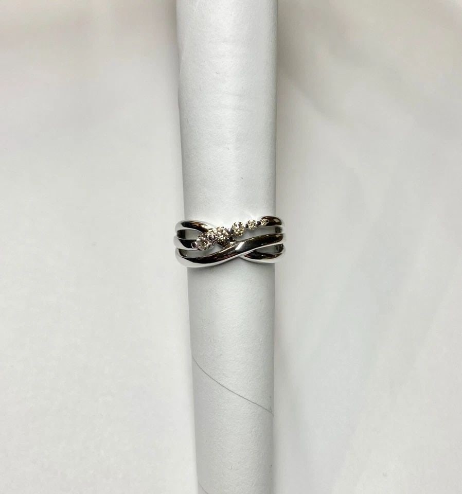 14K WHITE GOLD OVERLAPPING STYLE RING WITH 0.20CTW DIAMONDS (SIZE 5.75) 5 GRAM: WOMEN'S 14K WHITE GOLD RING WITH 0.20 CT DIAMONDS (SIZE 5.75) Women's 14k White Gold Shane Co. Ring with 0.20CT Diamonds (Size 5.75) You are bidding on a pre-owned Women's 14k White Gold Ring with Dia