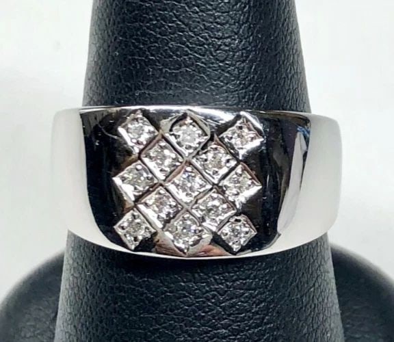 NEW 14K WHITE GOLD RING/BAND WITH 0.15CTW DIAMONDS (SIZE 7.5) 5.3 GRAM: 14k White Gold Ring / Band with 0.15cts of Diamonds You are bidding on a Women's 14k White Gold Ring with Diamonds. The ring has minor scuffs and scratches from being moved around in our inventory. PL