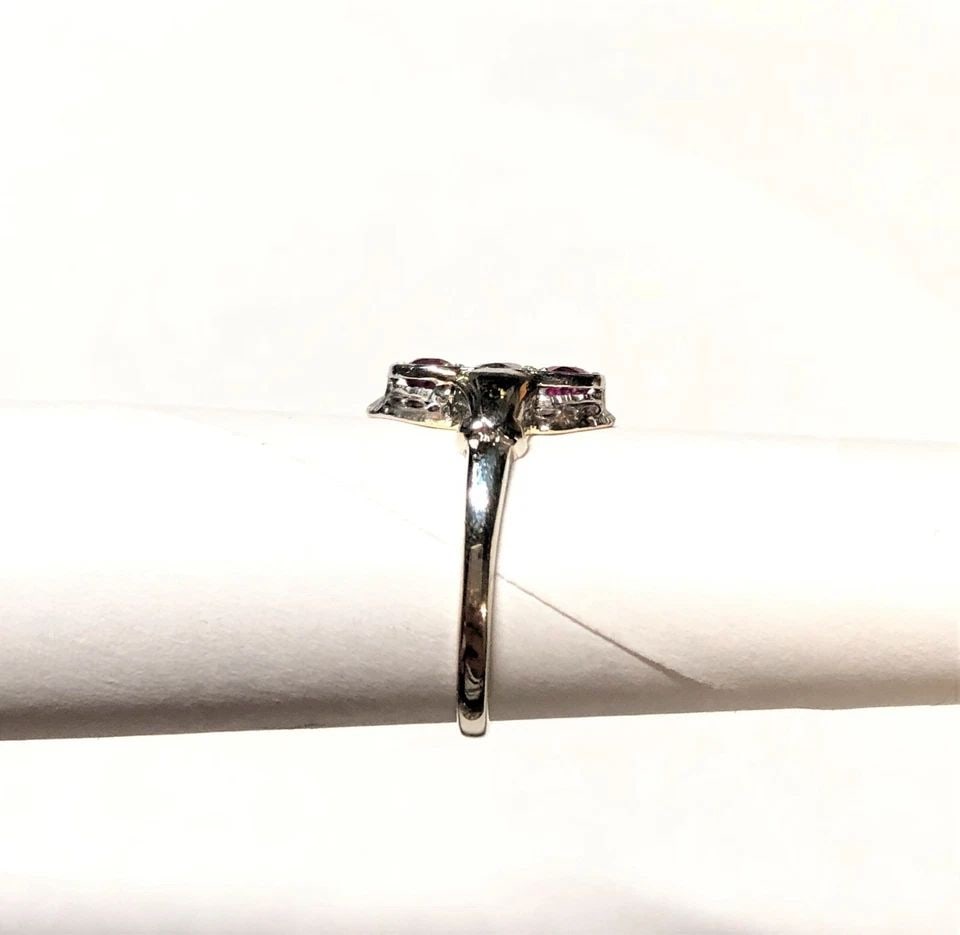 14K WHITE GOLD RING WITH 0.25CT DIAMOND, TWO NATURAL RUBIES (SIZE 5.75) 2.3 GRAM: 14K WHITE GOLD RING WITH CENTER DIAMOND AND TWO NATURAL RUBIES (SIZE: 5.75) 14k White Gold Ring with center Diamond and two Natural Rubies You are bidding on a 14k White Gold Ring with center Diamond 