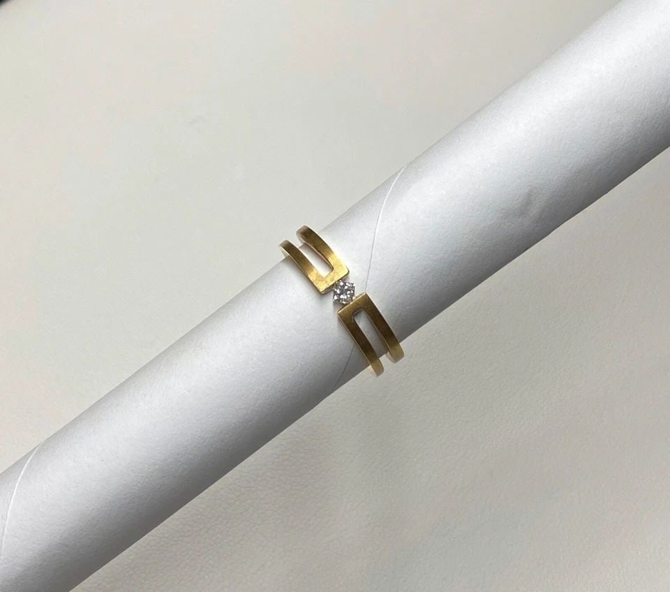 18K YELLOW GOLD BAND WITH 0.13CT SOLITAIRE PRINCESS CUT DIAMOND (SIZE 7) 4.4G: WOMEN'S 18K YELLOW GOLD BAND WITH 0.13CT SOLITAIRE PRINCESS CUT DIAMOND (SIZE 7) Women's 18k Yellow Gold Band with 0.13CT Solitaire Princess Cut Diamond (Size 7) You are bidding on a pre-owned Women's