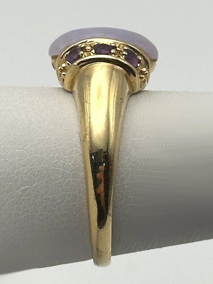 14K GOLD RING WITH LAVENDER JADE AND 6 AMETHYSTS (SIZE 8.5) 4.8G: 14K GOLD RING SET WITH LAVENDER JADE AND SIX AMETHYST SIZE: 8.5 14k Gold Ring set with Lavender Jade and Six Amethyst Condition: Used, has some scuffs and scratches from normal wear and tear Material:
