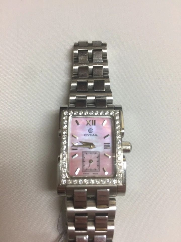 CYMA WOMAN'S WATCH, 0.46CTW DIAMOND BEZEL 6.25" WRIST, 19MM CASE: CYMA DIAMOND BEZEL WOMEN'S WATCH Cyma Diamond Bezel Women's Watch You are bidding on a pre-owned Cyma Diamond Bezel Women's Watch The watch is in excellent working condition. There are few scuffs and 