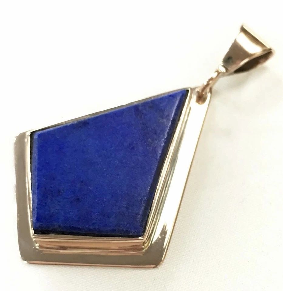 14K YELLOW GOLD KITE SHAPED PENDANT WITH LAPIS LAZULI ( 5.8 GRAMS ): 14k Gold Kite Shaped Pendant with Lapis Lazuli You are bidding on a 14k Gold Pendant with Lapis Lazuli. There are a few minor scratches on the pendant from being moved around in inventory. PLEASE LOOK