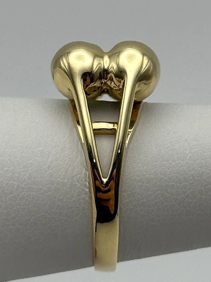 14K GOLD RING SET WITH GREEN & ORANGE JADE STONES (SIZE 7.25) 5 GRAMS: 14k Gold Ring set with Green & Orange Jade Stones Condition: Used, has been cleaned, green jade has a crack Material: 14k Yellow Gold Ring Size: 7.25 Weight: 5 grams Top Width: 11.3mm Bottom Width: 2.