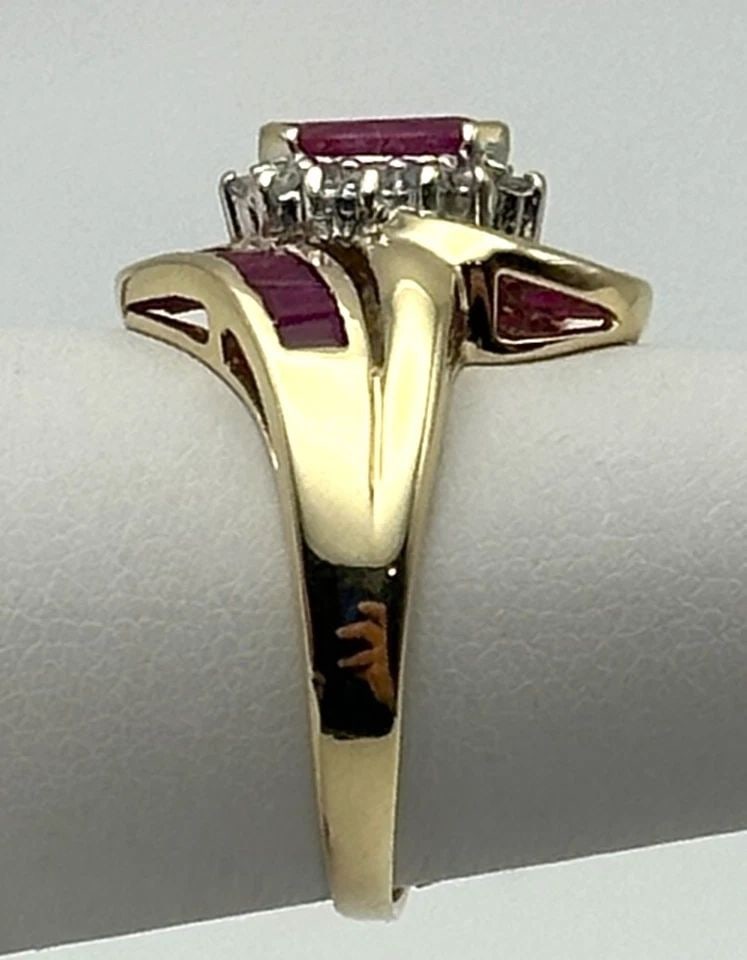 10K GOLD MARQUISE RING, 1.5CTW NATURAL RUBIES, 0.18CTW DIAMONDS (SIZE 7) 3.8G: 10K GOLD MARQUISE COCKTAIL RING WITH NATURAL RUBIES AND 0.18CTS OF DIAMONDS 10k Gold Marquise Cocktail Ring with Rubies and 0.18cts of Diamonds Condition: Used, has been cleaned Material: 10k Yellow G