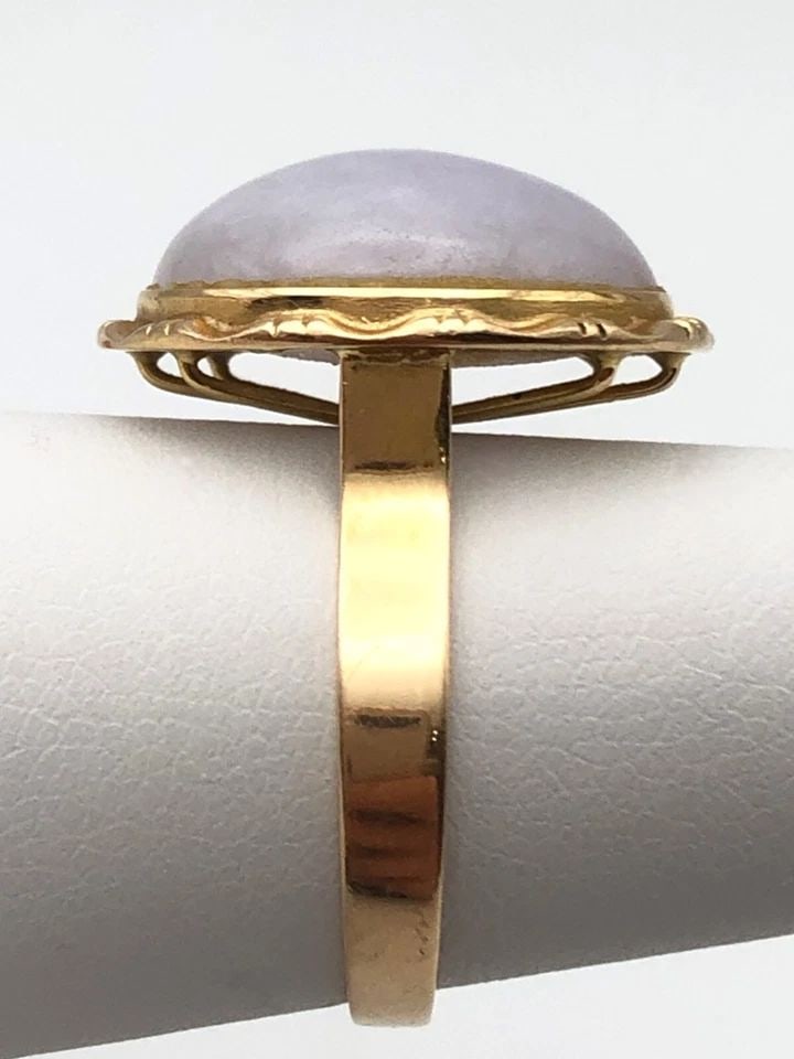 14K GOLD RING SET WITH OVAL CABOCHON LAVENDER JADE (SIZE 7) 5.5 GRAMS: 14K GOLD RING SET WITH OVAL SHAPE LAVENDER JADE SIZE: 7 14k Gold Ring set with oval shape Lavender Jade Condition: Used Material: 14k Yellow Gold Ring Size: 7 Weight: 5.5 grams Top Width: 18.3mm Botto