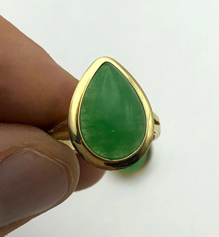 14K RING AND EARRINGS SET, PEAR CUT JADE (SIZE 7.5) 5.9 GRAM TOTAL: 14K RING AND EARRINGS SET, PEAR SHAPED JADE STONES SIZE: 7.5 5.9 GRAM TOTAL 14k Ring and Earrings Set, Pear shaped Jade stones Condition: Used Material: 14k Yellow Gold Ring Size: 7.5 finger size, Top