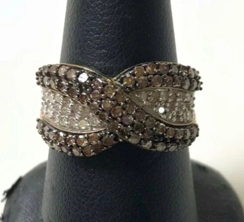 WOMEN'S 10K GOLD RING WITH CHOCOLATE/WHITE DIAMONDS X DESIGN (SIZE 7) 3.6 GRAM: Women's 10k Yellow Gold Ring with Chocolate/Colorless Diamonds in an X Design You are bidding on a new with defects Women's 10k Yellow Gold Ring with Chocolate/Colorless Diamonds in an X Design. The r