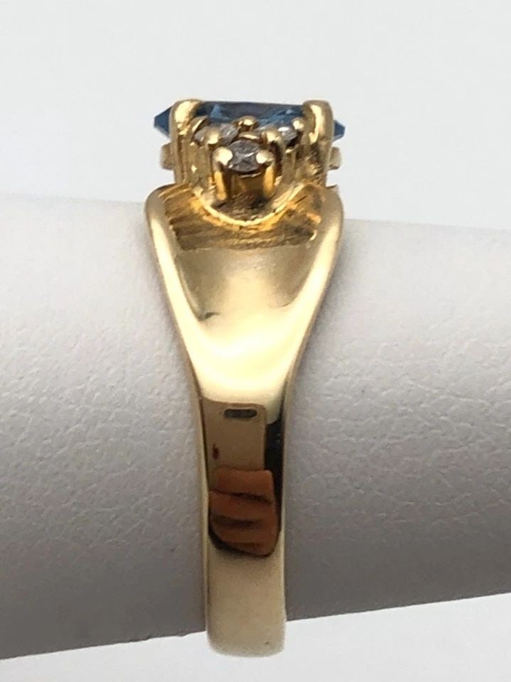 14K GOLD RING WITH BLUE TOPAZ AND 0.12CTS DIAMONDS (SIZE 6.5) 4.6 GRAM: 14K GOLD RING WITH BLUE TOPAZ AND 0.12CTS DIAMONDS SIZE: 6.5 14k Gold Ring set with Blue Topaz and 0.12cts of Diamonds Condition: Used Material: 14k Yellow Gold Ring Size: 6.5 Weight: 4.6 grams Top Wi