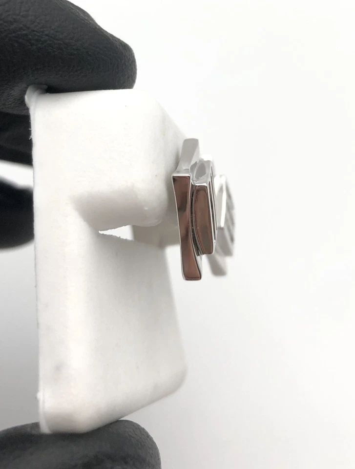 14K WHITE GOLD KITE EARRINGS WITH 0.50CTW BAGUETTE NATURAL DIAMONDS 4.3 GRAMS: 14K WHITE GOLD SQUARE KITE EARRINGS SET WITH 0.50CTS OF BAGUETTE CUT DIAMONDS 14k White Gold square kite Earrings set with 0.50cts of baguette cut Diamonds You are bidding on a 14k White Gold square k
