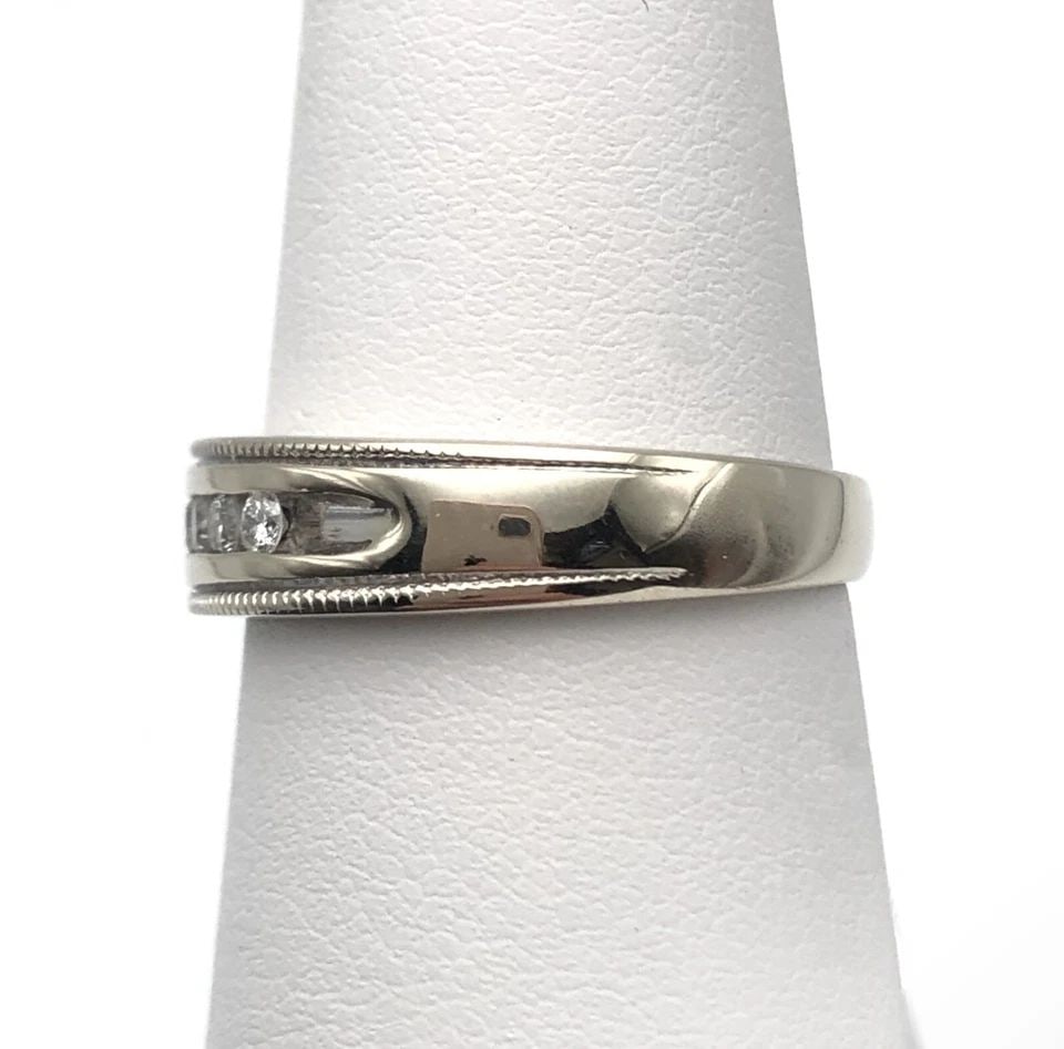 14K WHITE GOLD MILGRAIN RING WITH 0.25CTW NATURAL DIAMONDS (SIZE 7) 4.6 GRAMS: 14K WHITE GOLD RING / BAND WITH SINGLE TOP ROW OF 0.25CTS DIAMONDS SIZE: 7 14k White Gold Ring / Band with single top row of 0.25cts of Diamonds You are bidding on a 14k White Gold Ring / Band with si